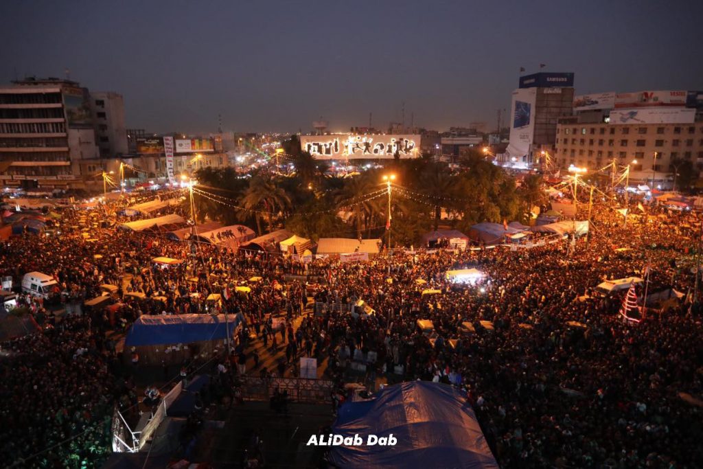 Der Tahrir Platz in Bagdad voller Menschen, Foto von Ali Dab Dab