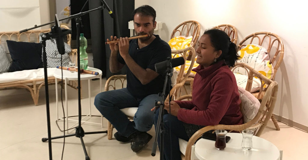 Aarti Swami Nathan und Vijay Kannan im mobilen Studio von Radio Connection im Café Freiraum Marzahn