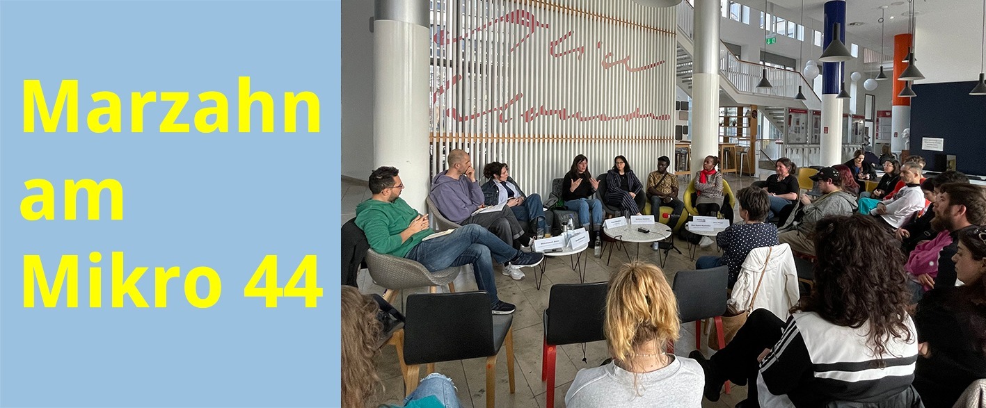 links: gelb auf hellblauem Untergrund: Marzahn am Mikro, rechts ein Foto von einer Gruppe von Podiumsteilnehmer*innen und Publikum bei einer Veranstaltung