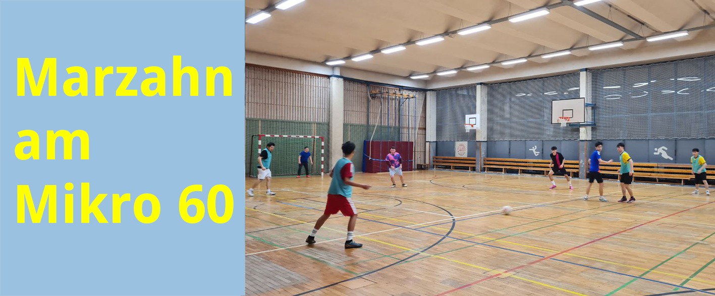 Gelb auf blauem Untergrund: Marzahn am Mikro 60, dazu eine Turnhalle in der junge Männer Fußball spielen