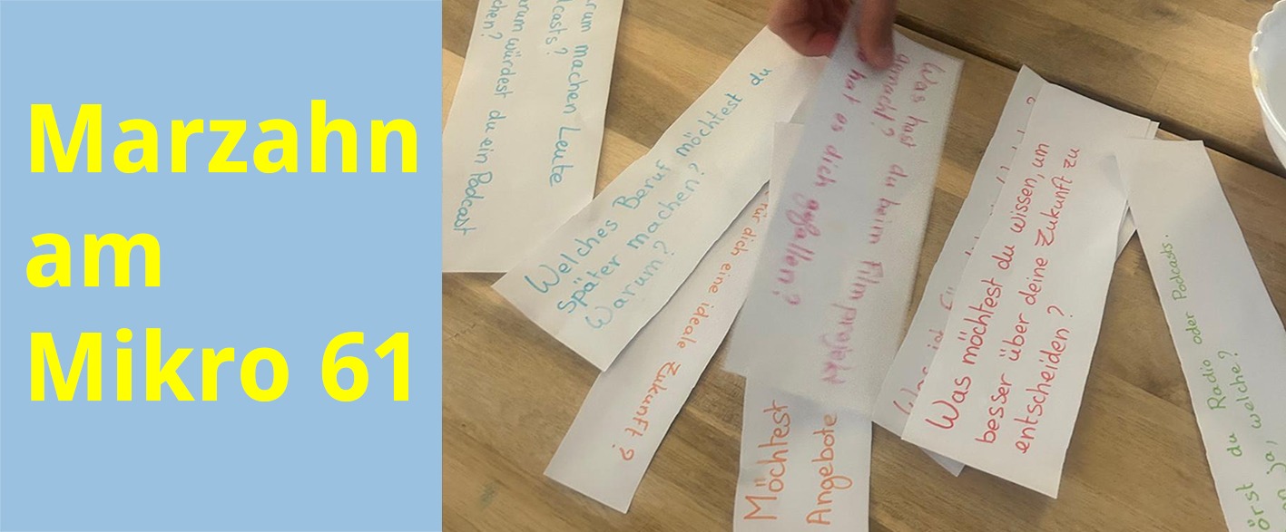 Auf einem Tisch liegen viele Zettel mit Fragen. Z.B. Was möchtest Du wissen um besser über Deine Zukunft zu entscheiden? oder welchen beruf möchtest Du später machen? warum?