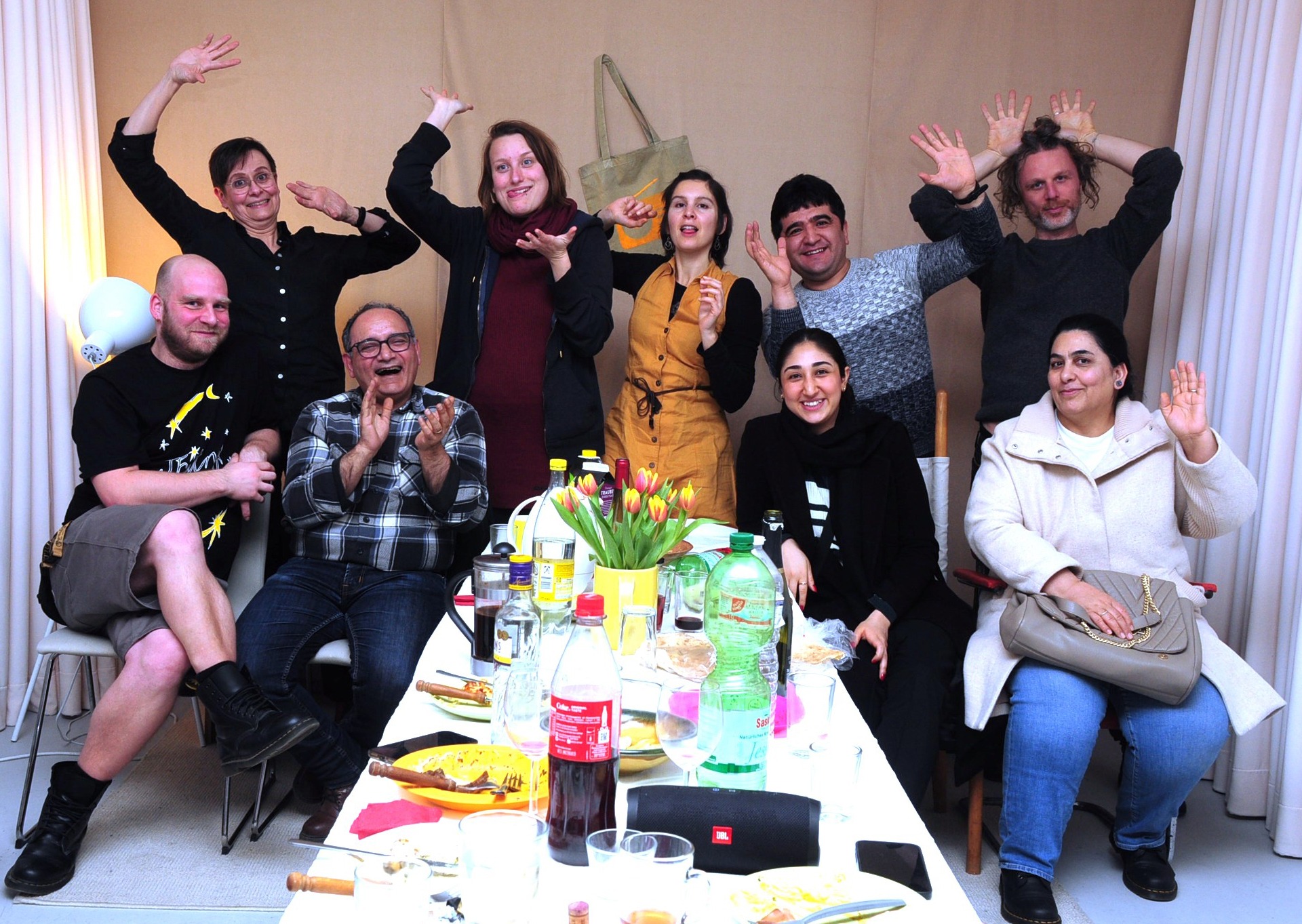 Gruppenfoto: 10 Leute, die Faxen machen und Grimassen schneiden.